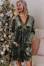 Load image into Gallery viewer, Jungle Green Velvet Long Sleeve V Neck Loose Dress with Pockets
