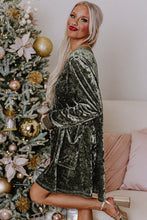 Load image into Gallery viewer, Jungle Green Velvet Long Sleeve V Neck Loose Dress with Pockets
