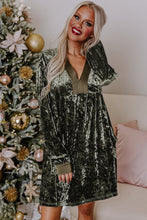 Load image into Gallery viewer, Jungle Green Velvet Long Sleeve V Neck Loose Dress with Pockets
