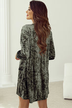 Load image into Gallery viewer, Jungle Green Velvet Long Sleeve V Neck Loose Dress with Pockets
