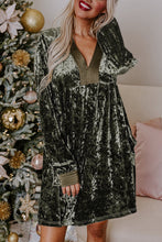 Load image into Gallery viewer, Jungle Green Velvet Long Sleeve V Neck Loose Dress with Pockets
